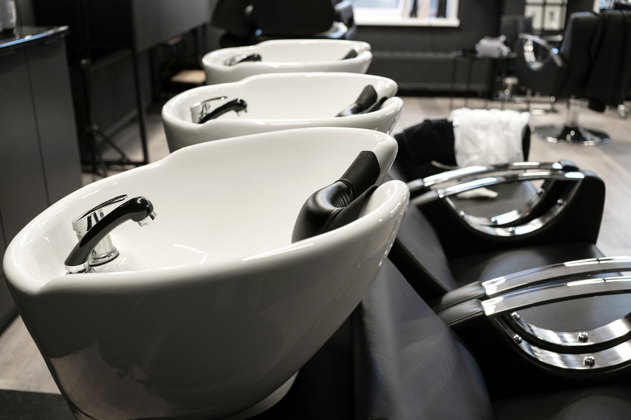 Waschplätze im Friseursalon: Welchen Friseurarbeitsplatz wählen und wie wird er montiert?