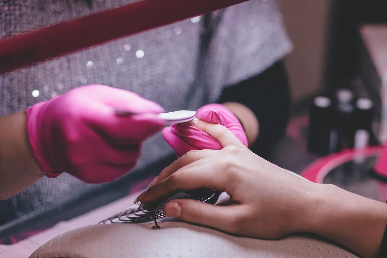 Beleuchtung im Kosmetikstudio: Welche Lampentypen eignen sich für verschiedene Bereiche (Friseur, Kosmetik, Nägel)?
