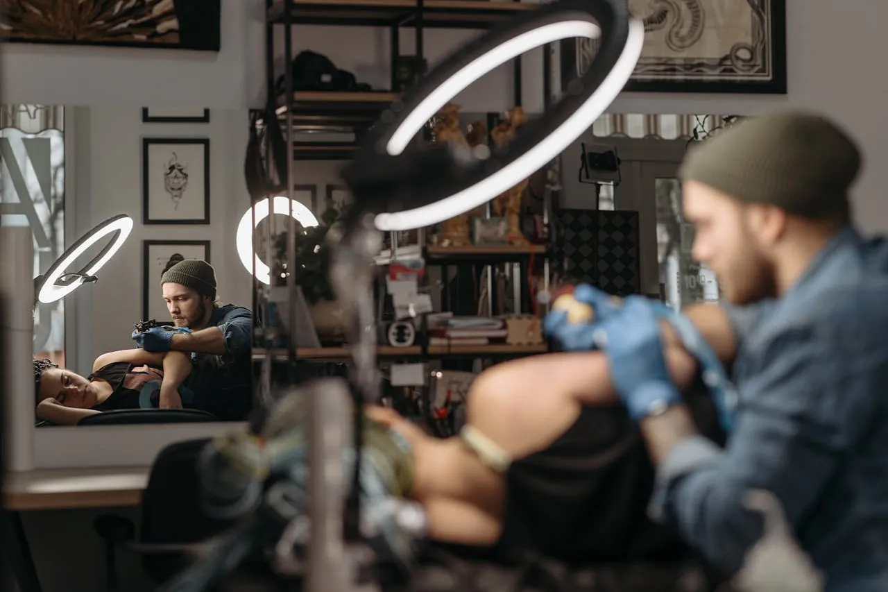 Organisation des Tattoo-Arbeitsplatzes: Wo platziert man Lampe, Tisch und andere wichtige Zubehörteile?