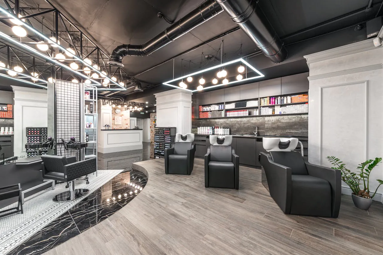 Empfang im Friseursalon: Möbel für den Wartebereich, Garderoben, Produktregale – wie schafft man ein professionelles Erscheinungsbild