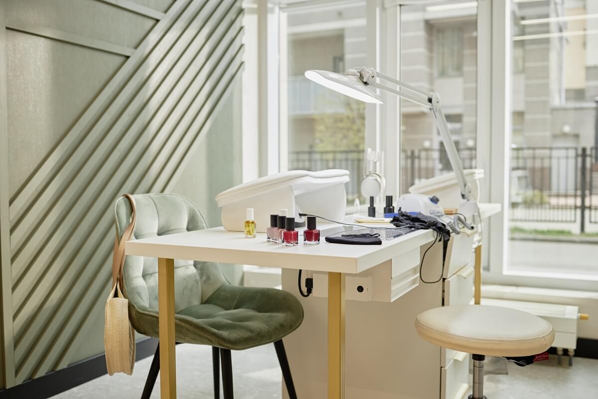 Nagelstudio-Gründung mit kleinem Budget: Bei welchen Möbeln du sparen kannst und wo du in Premium-Qualität investieren solltest